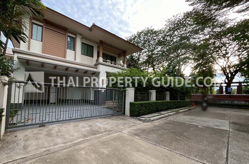 House with Shared Pool in Bangnatrad 